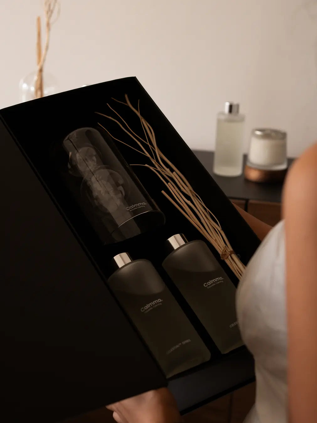 Luxury Calmma Reed Diffuser gift set featuring a glass diffuser, fragrance oils, and reeds in premium black packaging.