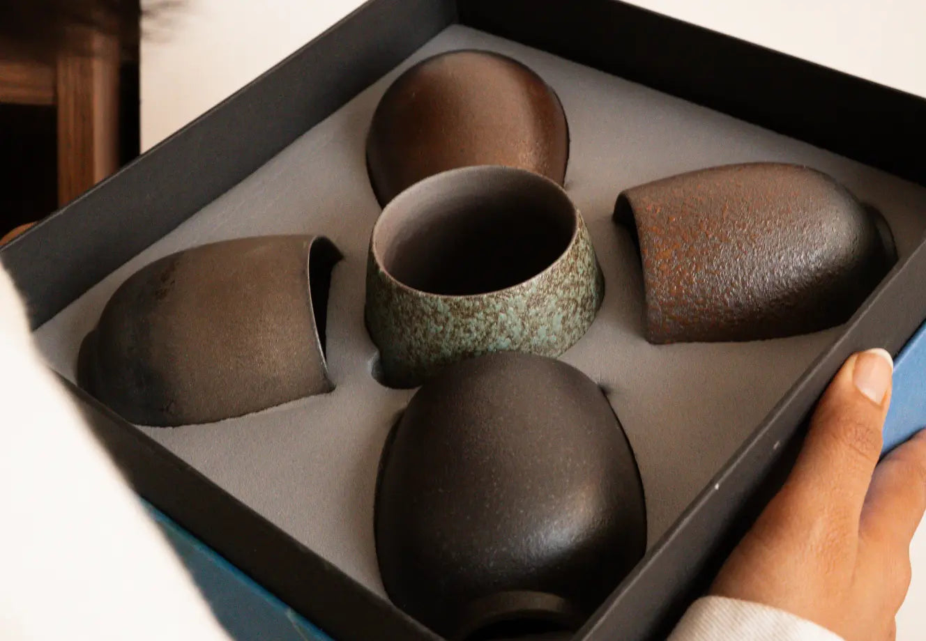 Valentine’s Day gift ideas 2026 featuring cozy home decor, candles, lamps, and cups