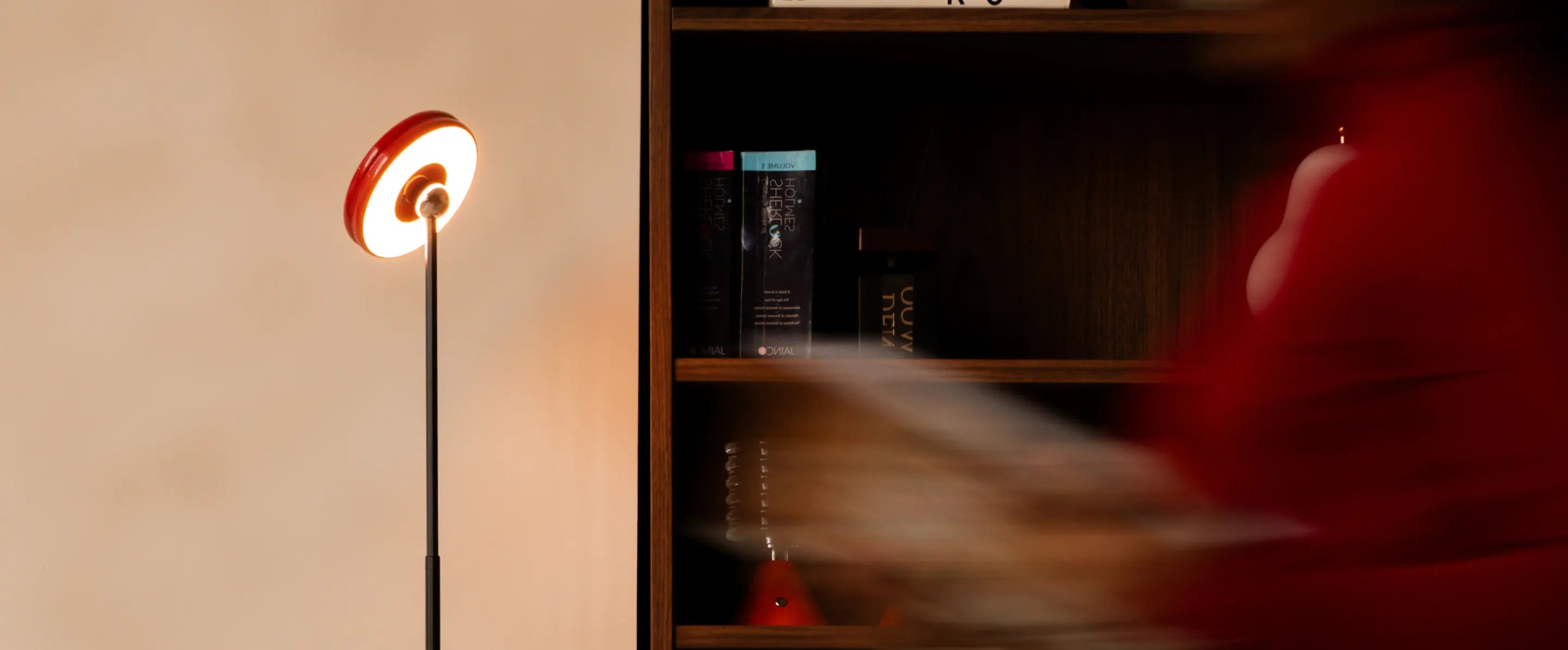 Gharko 3-in-1 Frisbee Retractable floor lamp lighting bookshelf, slim modern wireless lamp design.