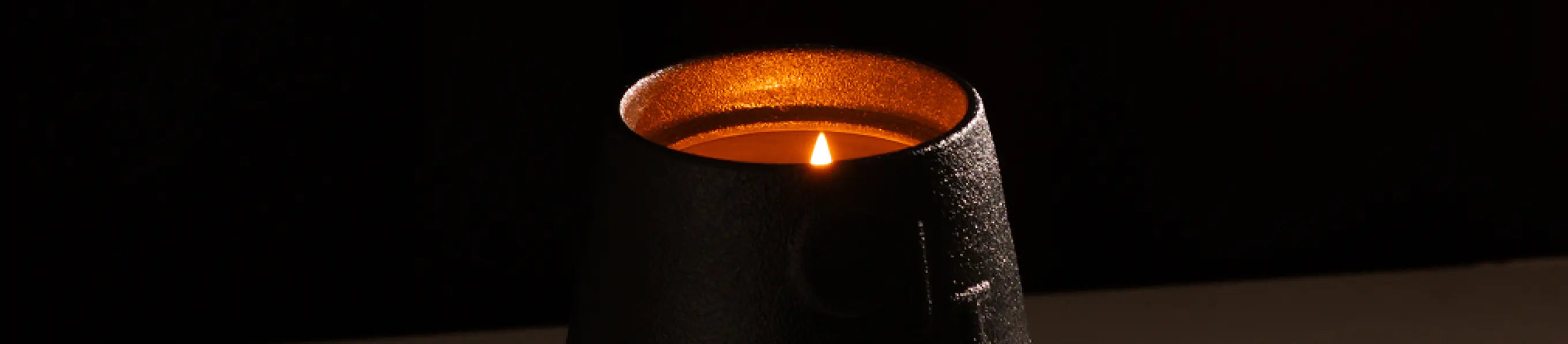 Minimal candle glowing softly, perfect for cozy New Year gifting and quiet moments.