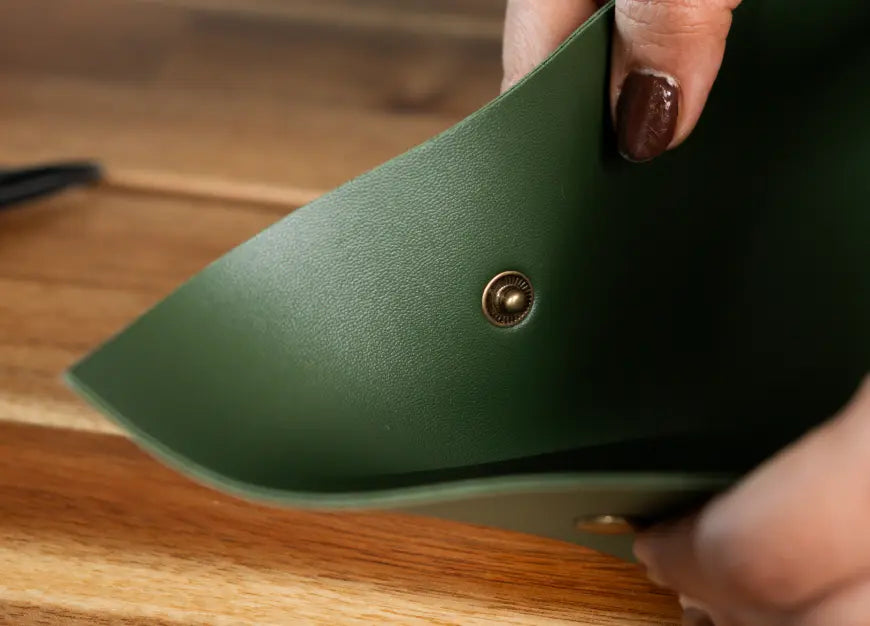 Close-up of snap edge on Solum Olive vegan leather potting mat